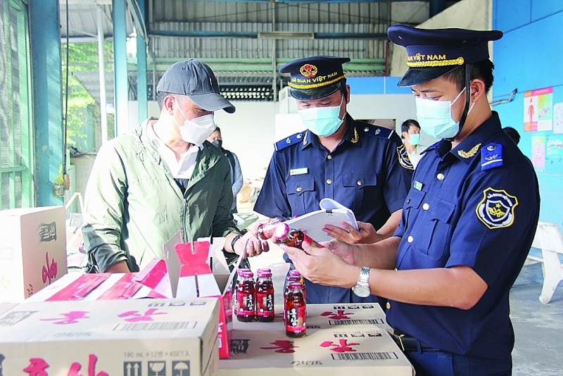 Customs officers of Ho Chi Minh City Customs Department inspect goods imported through Cat Lai port. Photo: T.H