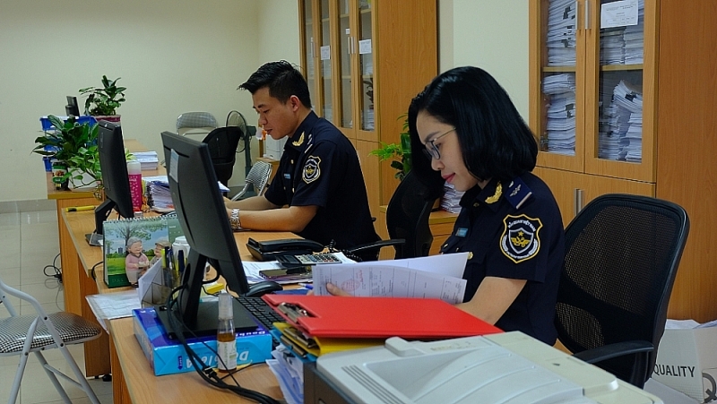 Customs officers of Hai Phong Customs Department perform their duties. Photo: N.Linh