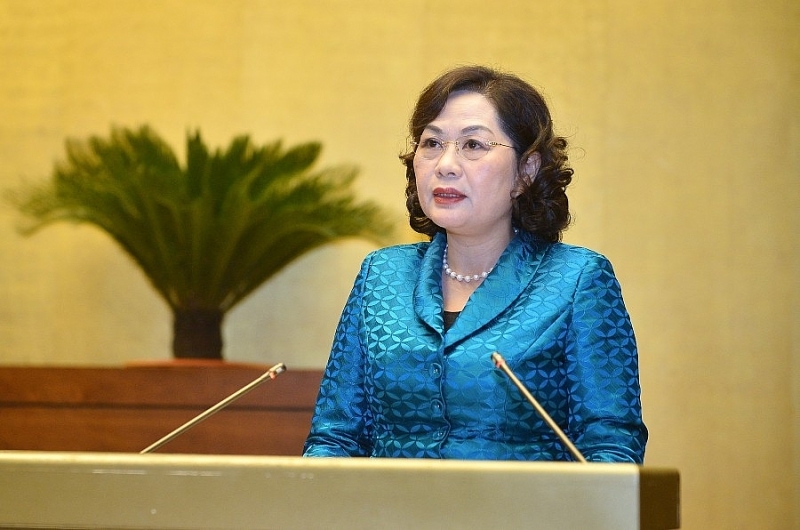 Governor of the State Bank of Vietnam Nguyen Thi Hong presented the report. Photo: quochoi.vn