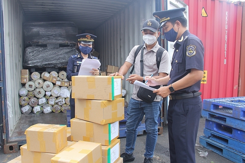 Customs officers of Saigon port zone 4 carry out procedures for imported goods. Photo: T.H