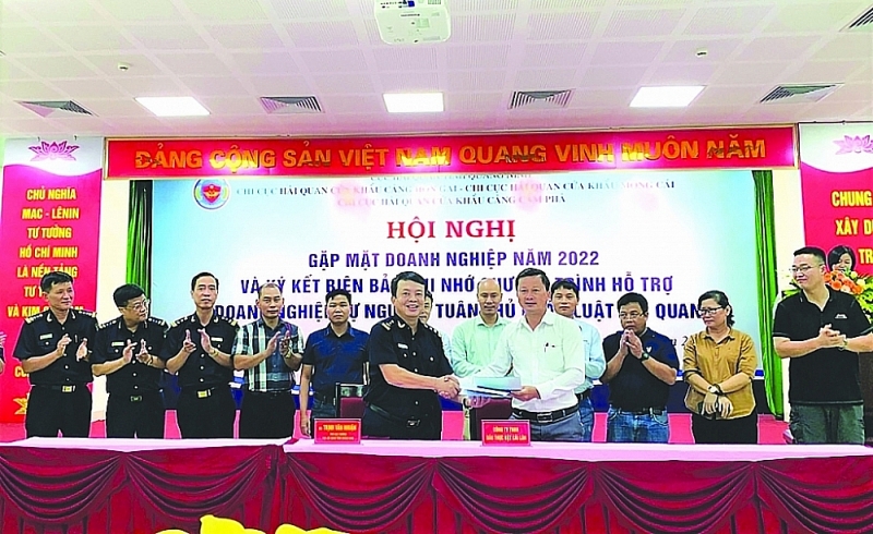 The leader of Quang Ninh Customs Department signs a Memorandum of Understanding with businesses. Photo: provided by Quang Ninh Customs Department