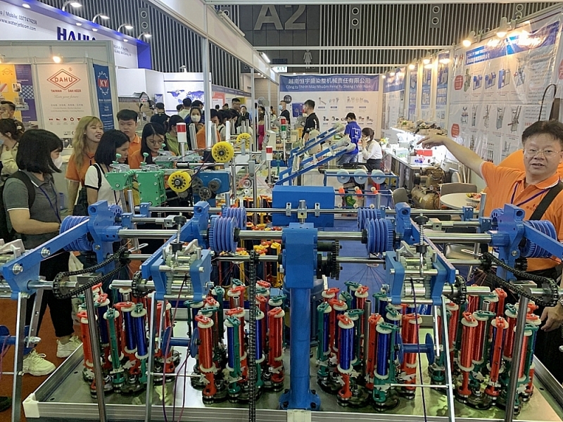 Enterprises are interested in learning about new machinery, equipment and technologies at the Saigontex exhibition that has just taken place in Ho Chi Minh City. Photo: N.H