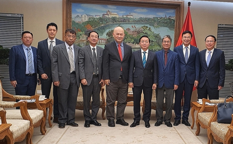 Deputy Prime Minister Tran Hong Ha receives the delegation led by Mr. Truong Canh Tung, Chairman of INVENTEC Group (IEC).