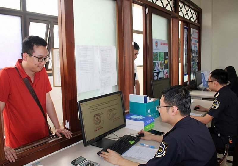 Customs officers of Cha Lo Border Gate Customs Branch, Quang Binh Customs Department at work. Photo: Quang Hung