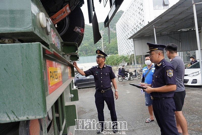 Huu Nghi Customs officers inspect imported goods. Photo: H.Nu