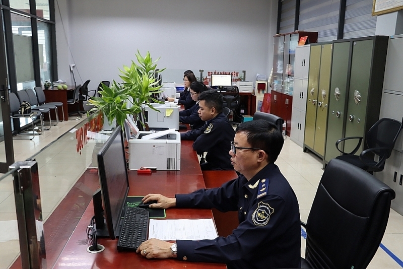Customs officers of Lao Cai International Border Gate Customs Branch at work. Photo: T.Binh