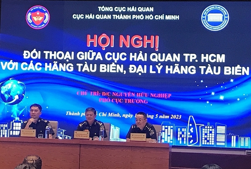 Leaders of Ho Chi Minh City Customs Department have a dialogue and exchange with shipping lines. Photo: T.H