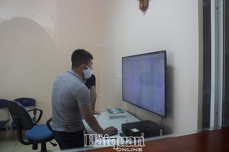 Enterprises learn about administrative procedures at the customs headquarters. Photo: H. Nu
