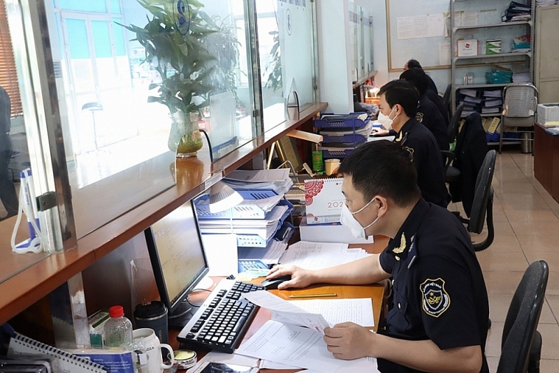 Customs officers of Bac Giang Industrial Parks Customs Branch (Bac Ninh Customs Department) at work. Photo: Quang Hung