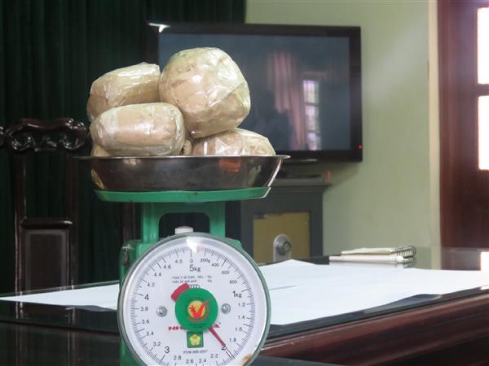 arresting a perpetrator carrying nearly 12kg of opium resin