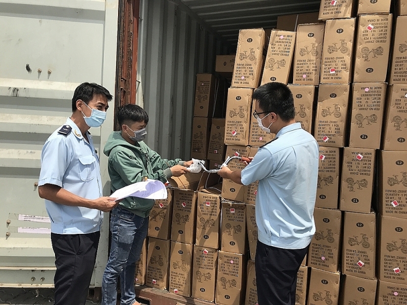 HCM City Customs officials inspect goods imported through Cat Lai port. Photo: T.H