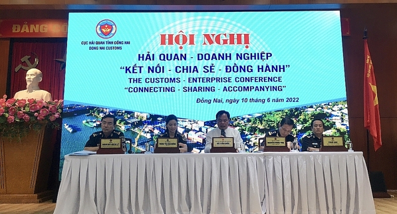 Vice Chairman of Dong Nai Provincial People's Committee Vo Tan Duc and leaders of Dong Nai Customs Department discussed with businesses at the conference. Photo: Q.H
