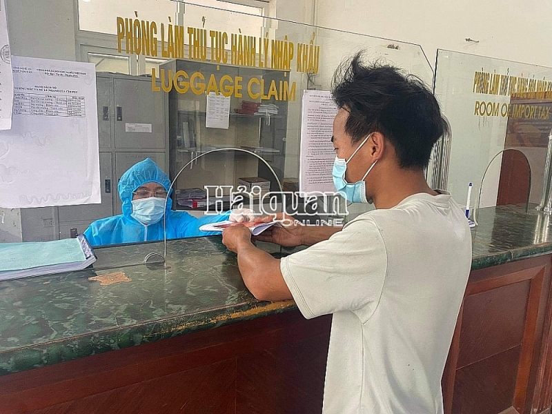 Nam Can Customs officers carry out procedures for businesses. Photo: Manh Duong