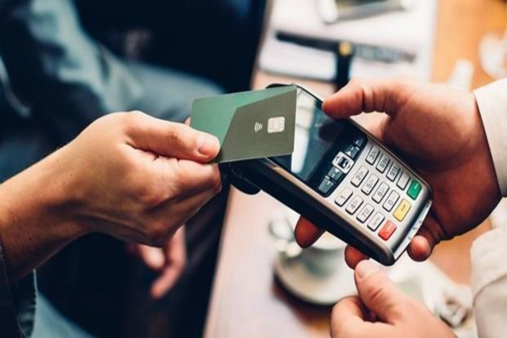 The incentives by payment service providers are also one of the catalysts to attract users to use cashless payment methods. Photo: TL