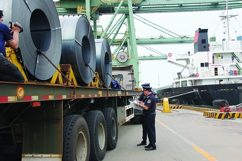 Officers of Vung Anh border gate Customs Branch inspect goods at Son Duong port. Photo: H.Nu