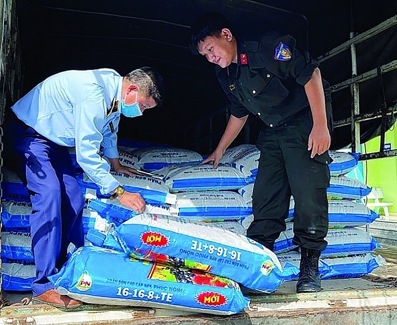 Exhibits of 10 tons of fake fertilizer seized by An Giang authorities.