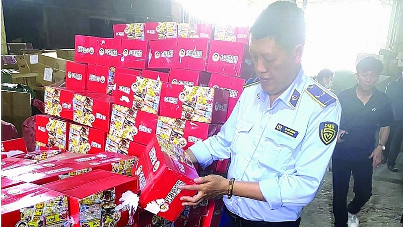 On April 12, 2023, Hanoi Market Surveillance broke the distribution center of smuggled Chinese domestic cakes for business entities on e-commerce. Source: Vietnam Directorate of Market Surveillance
