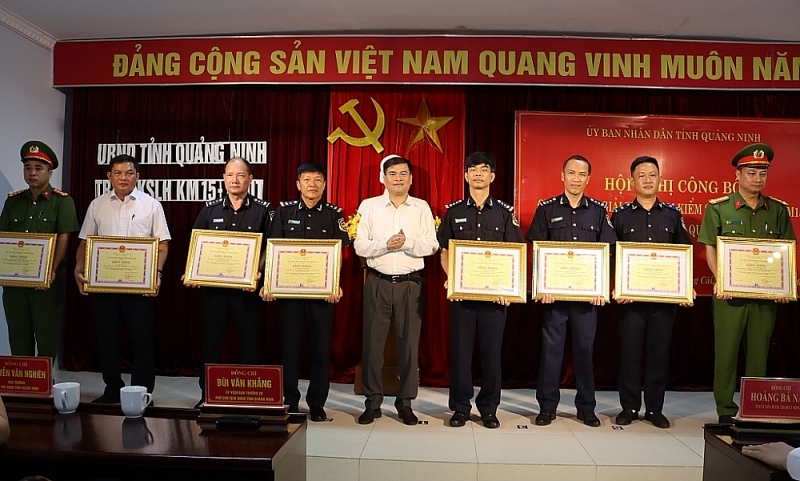 Many collectives and individuals received Certificates of Merit from the Chairman of the Provincial People's Committee for their outstanding and typical achievements in building and developing the Km15 - Dan Tien Ferry Terminal Complex. Photo: Thai Binh