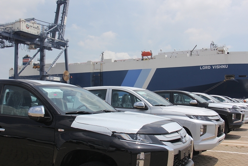 Cars are imported through Saigon Central Container Port. Photo: T.H