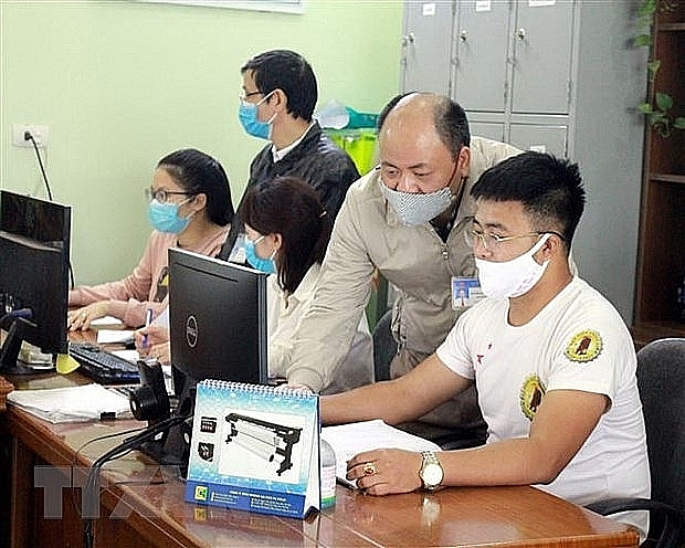 The Customs branch in Bac Giang guides enterprises procedures for tax payment extension. Photo: Dong Thuy/VNA