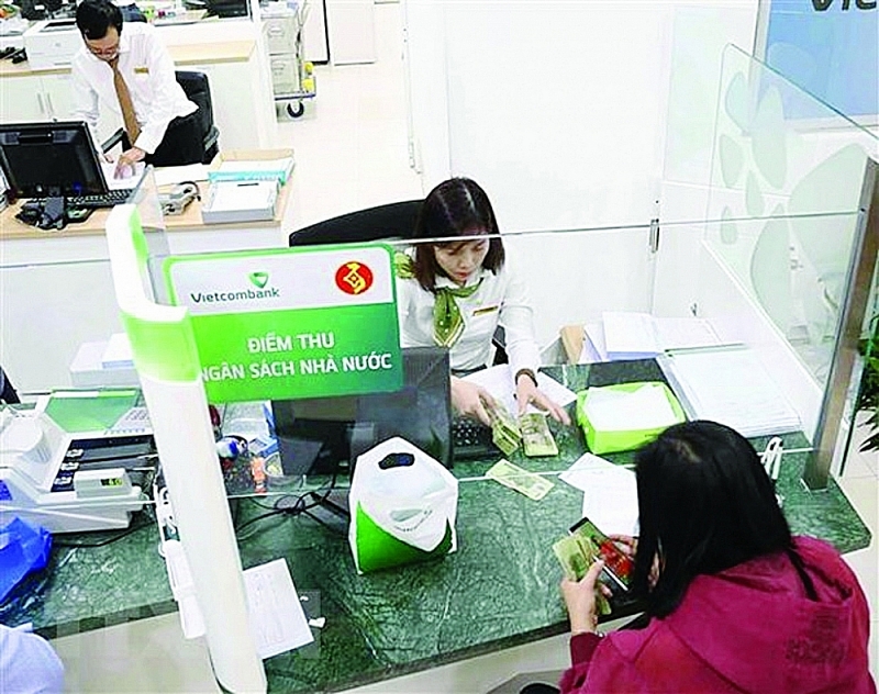 People pay tax at Vietcombank's collection point. (Photo: Vu Sinh/VNA)