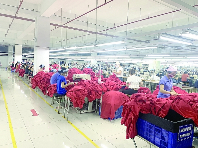 Textiles and garments, leather and footwear are forecasted to have many opportunities for export in the second half of the year. Photo: N.Thanh