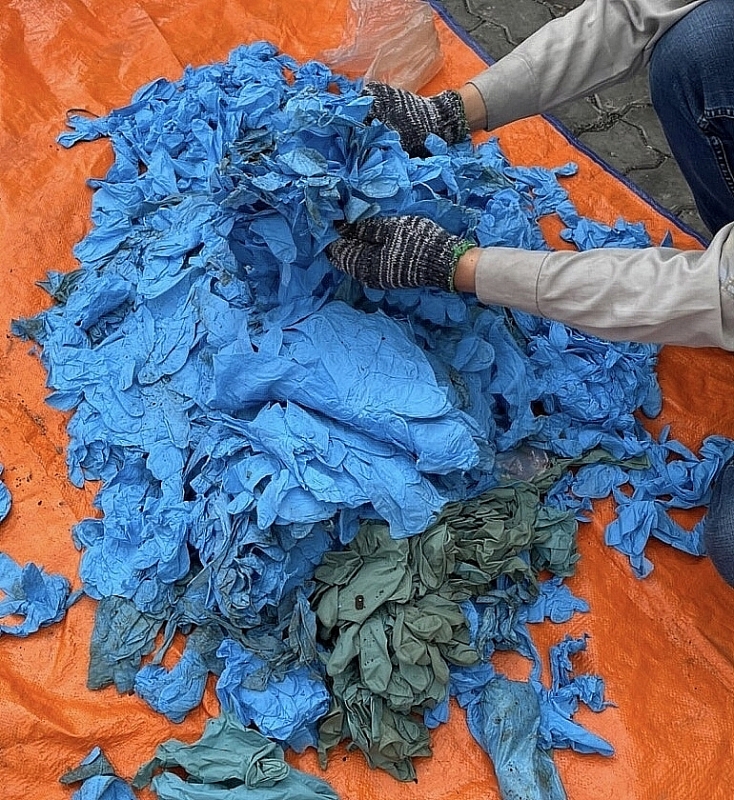 A recent import of 1.5 tonnes of dirty gloves is detected by the HCM City Customs Department. Photo: T.H