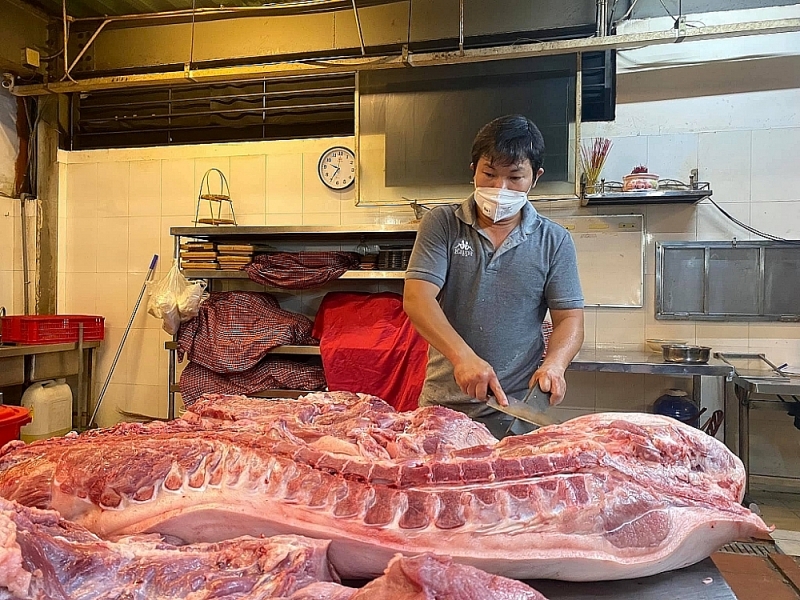 Pork is sold at the price of VND120,000-130,000 per kg at the Foodshare Market program