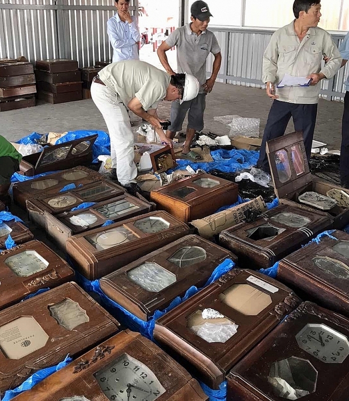 Imported old clocks seized by HCM City Customs at Cat Lai port. Photo: T.H