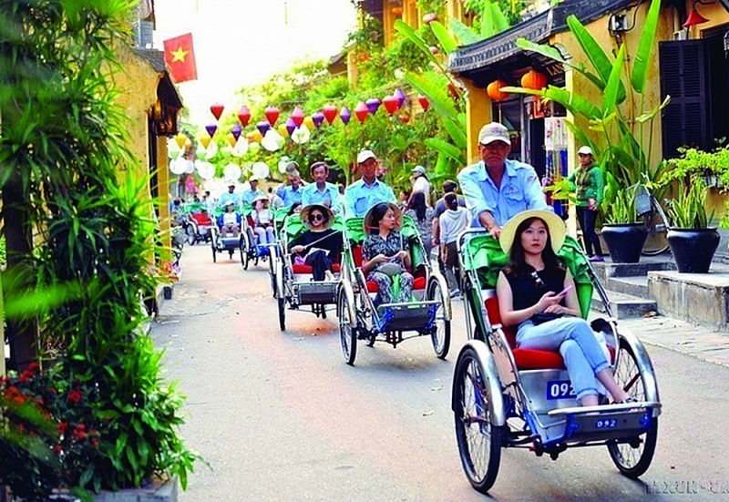   Foreign and domestic tourists visit Hoi An Ancient Town. Photo: Vinanet