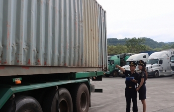 Unstable import and export through Kim Thanh border gate, Lao Cai