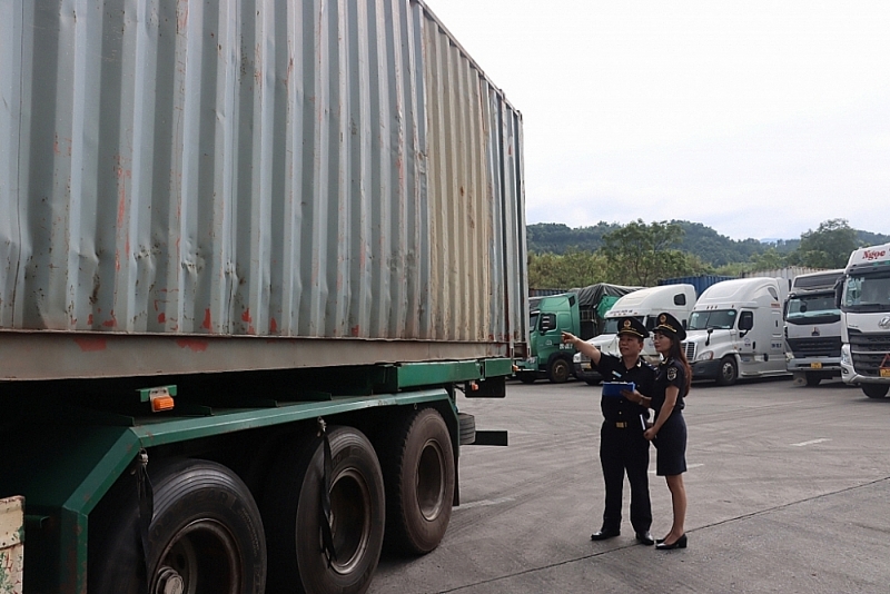 Customs officers of Lao Cai International Border Gate Customs Branch inspect trucks carrying exported goods on June 30, 2022. Photo: T.Binh