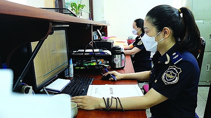 Customs officers at work at North Hanoi Customs Branch (Hanoi Customs Department). Photo: N.Linh