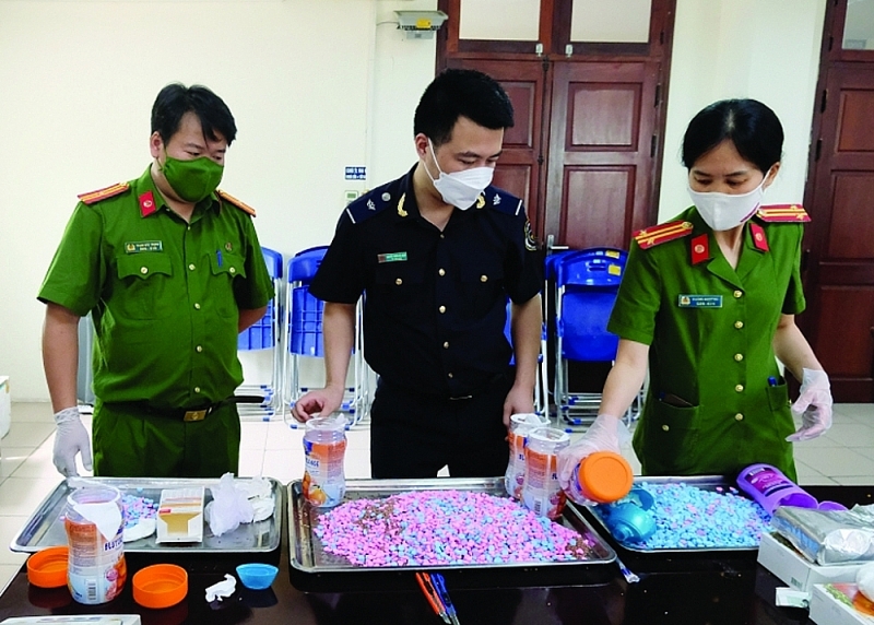 Drugs are detected in a shipment transported from Europe to Vietnam via air in early June 2022, at the Northern Hanoi Customs Branch. Photo: N.Linh