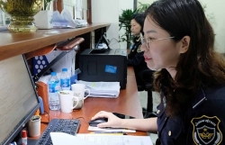 What factors affect budget revenue of Hanoi Customs?