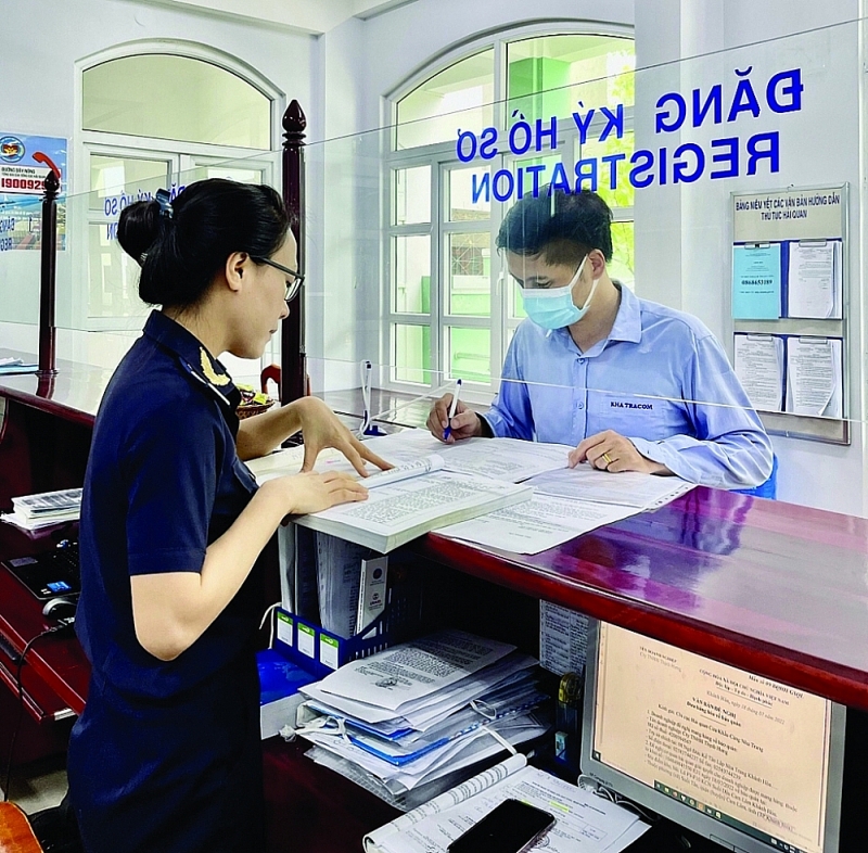 Officials of Nha Trang port border gate Customs Branch guide enterprises in procedures. Photo: N.T