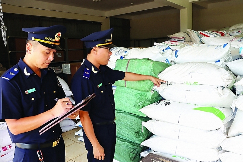 Quang Tri Customs Enforcement Team counts infringing goods. Photo: Quang Hung