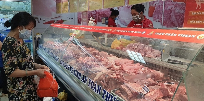 The Ministry of Finance will revise regulations on price negotiation. Photo: Thu Diu.