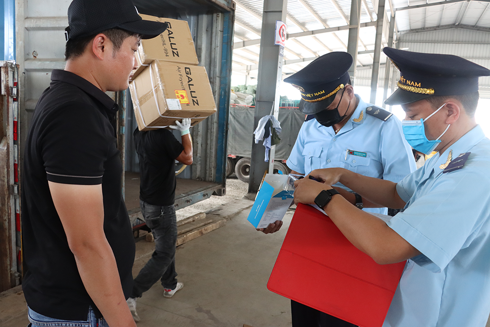 Customs inspects goods. Photo: Quang Hung