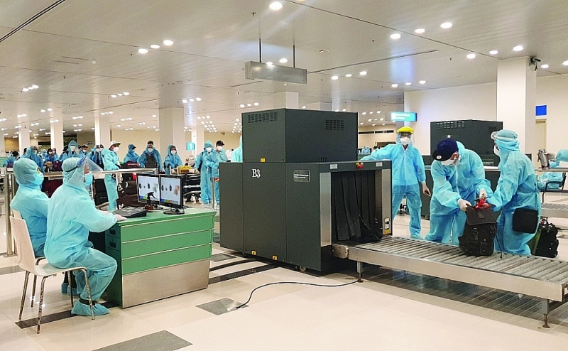 Can Tho Customs carry out procedures for entry passengers amid the Covid-19 pandemic. Photo: Dang Nguyen