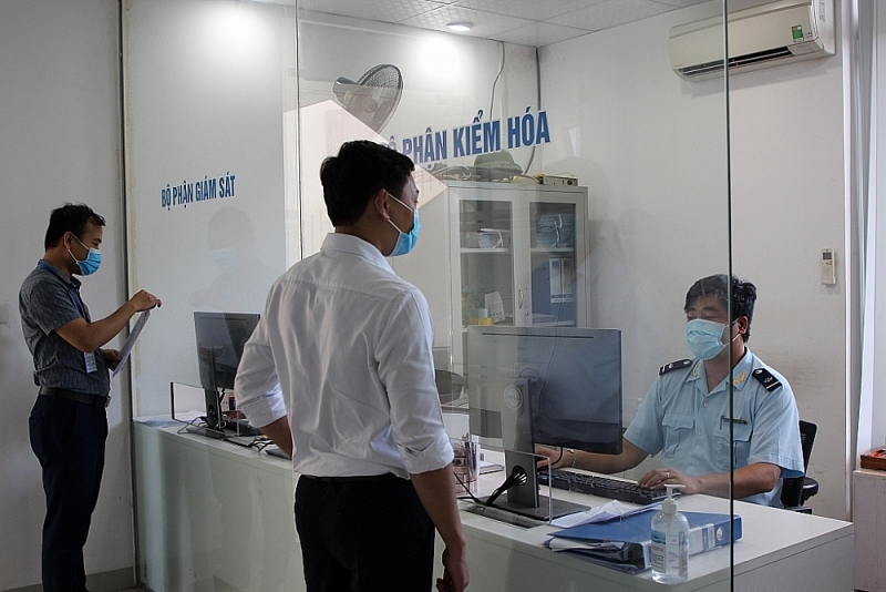 Officials of Thanh Hoa Customs Department perform their duties. Photo: Phong Nhan