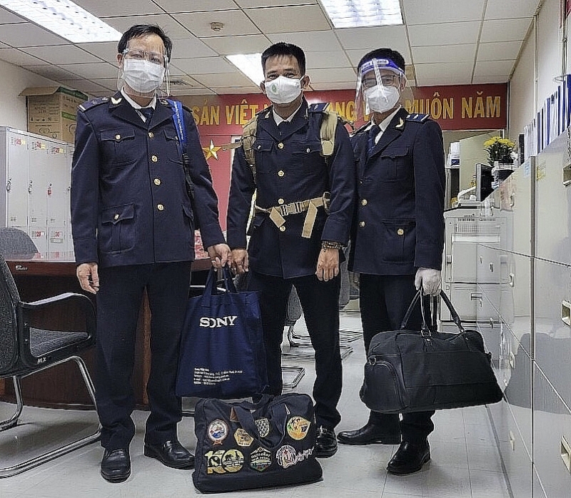 Customs officers of Tan Son Nhat International Airport Customs Department are ready to take up the “three-on-the -spot” duty on the night of August 22, 2021. Photo: L.A