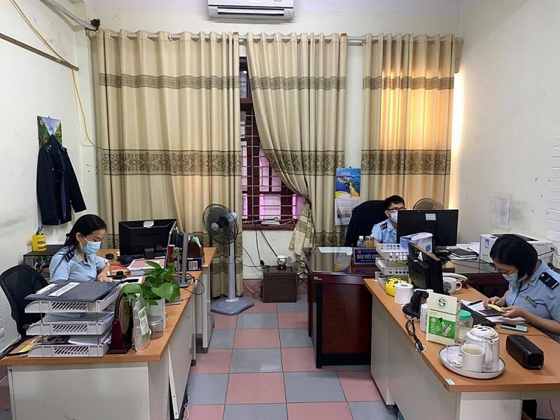 Ha Tinh Customs officers at work. Photo: Khanh Chi