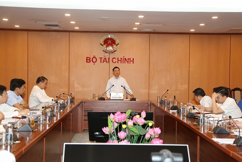 Minister of Finance Ho Duc Phoc delivered a speech at the meeting.