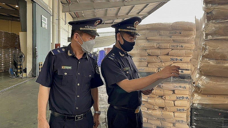 Customs officers of North Thang Long Industrial Park Customs Branch, Hanoi Customs Department inspect import and export goods. Photo: N.Linh