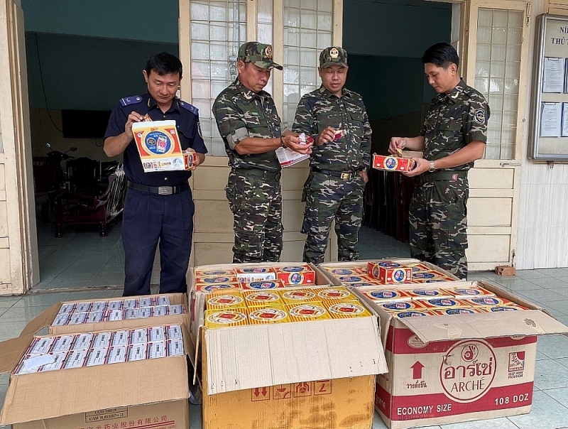 The Customs Enforcement Team (Kien Giang Customs Department) inspects smuggled cosmetic products.