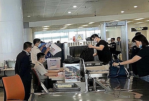 Inspecting luggage of passengers on entry and exit at Noi Bai international airport. Photo: Noi Bai Customs