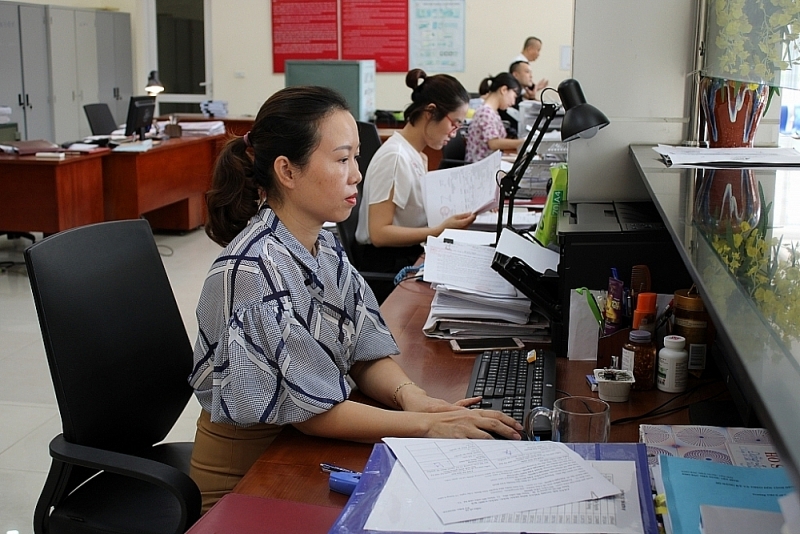 Officers of Yen Bai State Treasury at work. Photo: TL