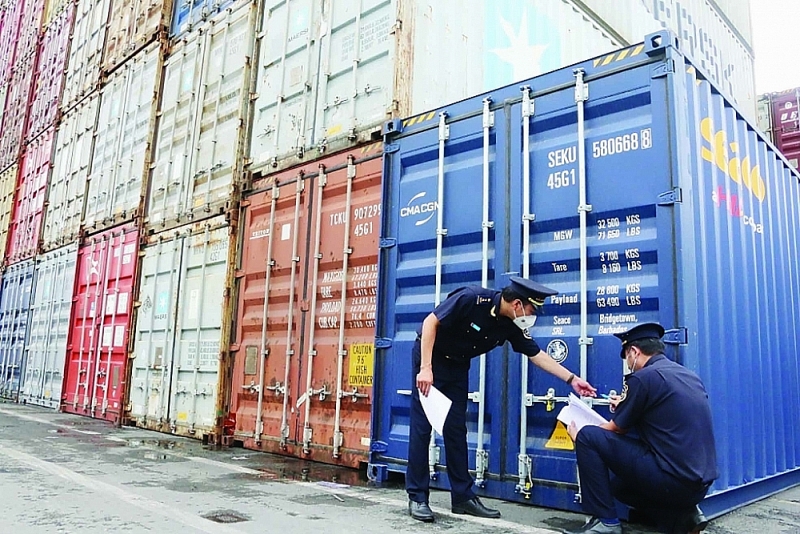 Dong Nai Customs officers supervise import and export goods. Photo: N.H
