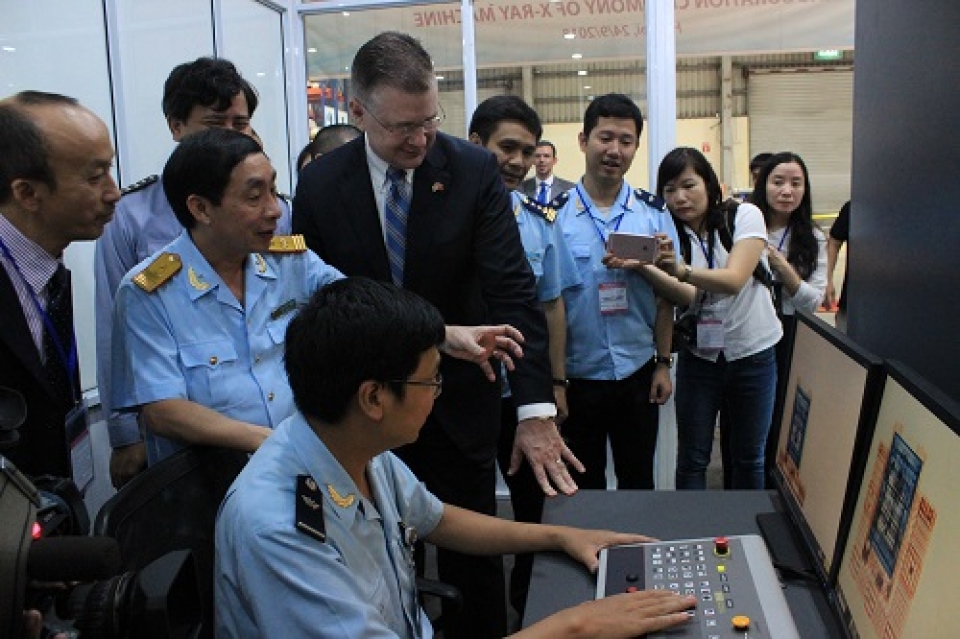 customs receives an x ray machine worth us 200000 donated by the united states